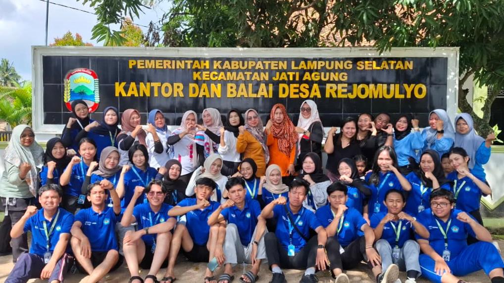 foto senam bersama di Balai Desa Rejomulyo