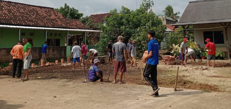 Day-18: Partisipasi Mahasiswa KKN Universitas Lampung dalam Kegiatan Gotong Royong Membersihkan Lingkungan Masjid Darussalam Dusun 8 Desa Natar