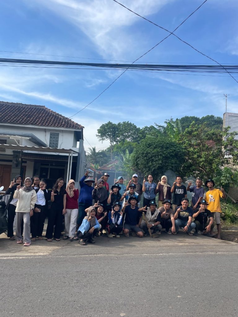 gotong royong rt 1 bakung