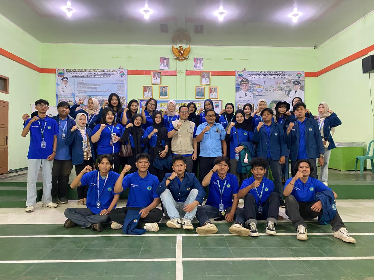 Dokumentasi Penyerrahan Mahasiswa KKN Oleh DPL kepada Kepala Desa