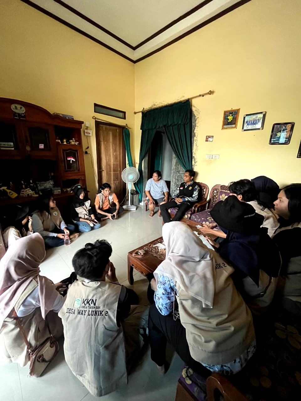 Mahasiswa KKN Desa Way Lunik 2 Lakukan Kunjungan ke Para Ketua RT Lingkungan 2