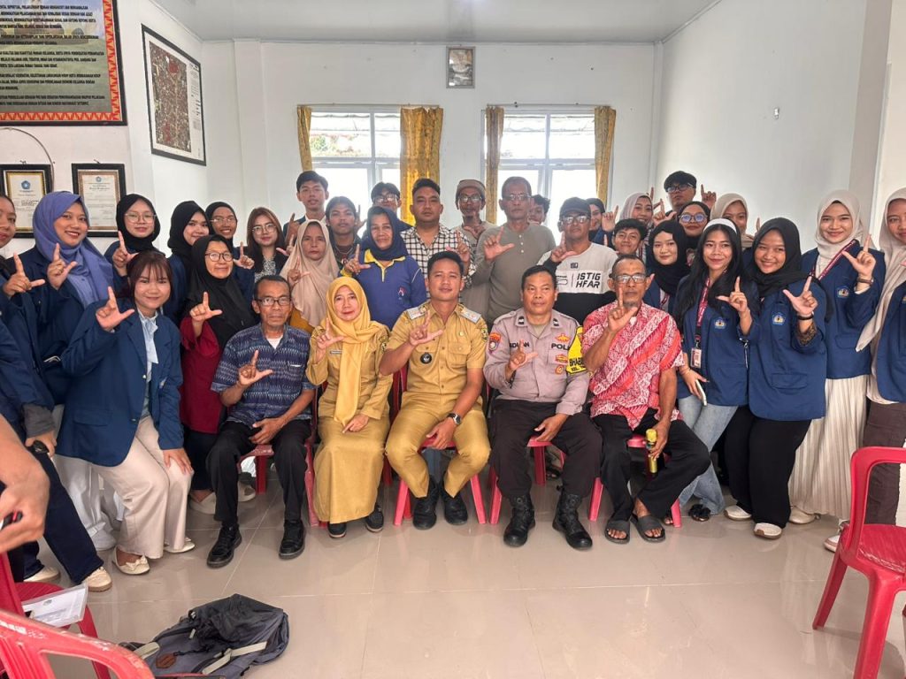 Foto bersama Kelompok KKN Tanjung Agung 1 dan Tanjung Agung 2 dengan Lurah dan aparatur kelurahan Tanjung Agung