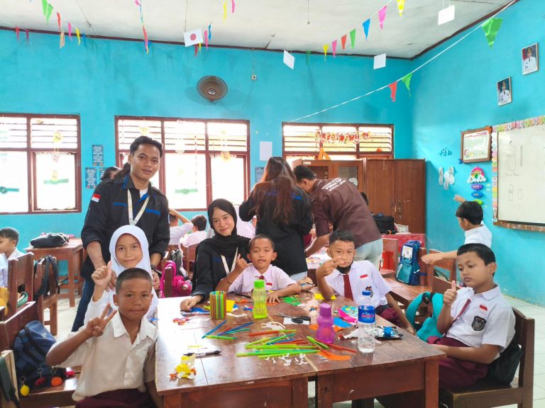 pemamfaatan limbah botol dan sedotan