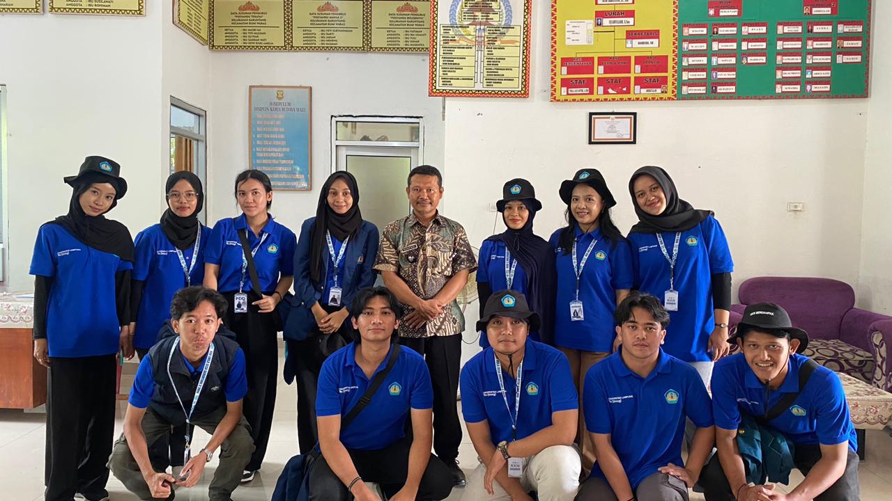 poto bersama lurah setelah pelepasan kkn