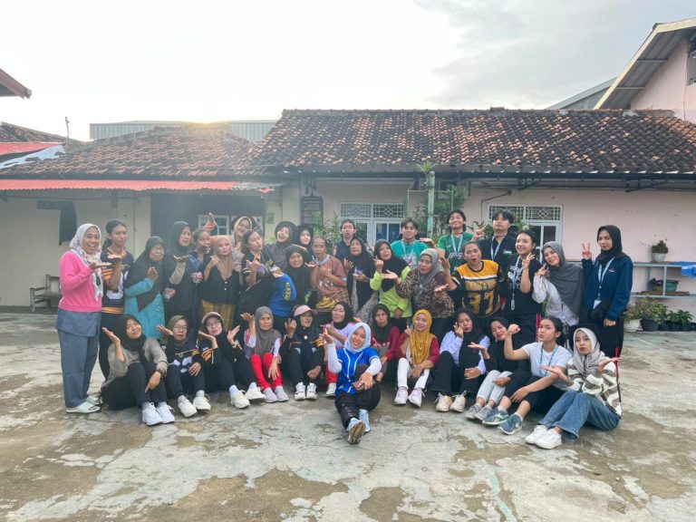 senam sore bersama ibu ibu