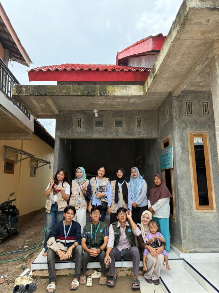 Current image: Mahasiswa KKN Desa Way Lunik 2 sedang melakukan kegiatan Sosialisasi Emas kepada warga kelurahan way lunik.