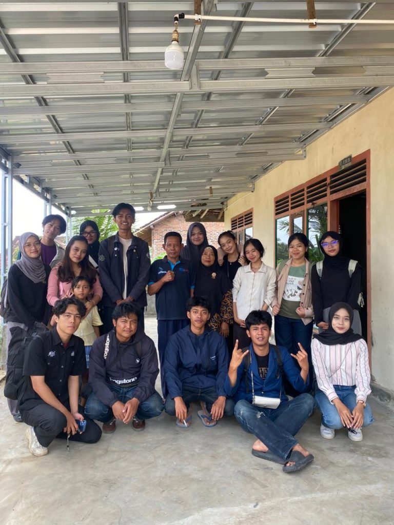 Foto Bersama Perangkat Desa