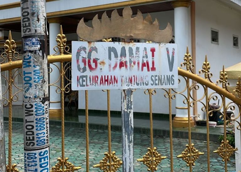 Foto Kelompok KKN Tanjung Senang 2 Laksanakan Program Terakhir Perbaikan Plang Gang Jalan