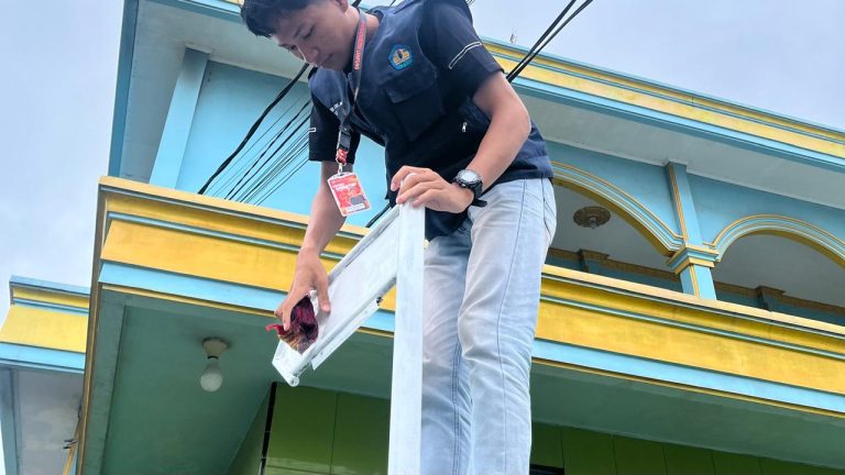 Foto Kelompok KKN Tanjung Senang 2 Laksanakan Tahap Ketiga Perbaikan Plang Jalan