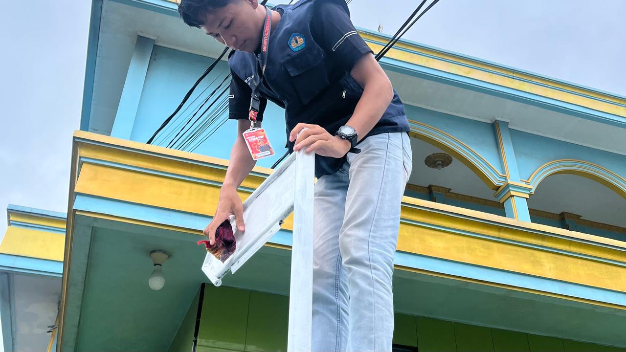 Foto Kelompok KKN Tanjung Senang 2 Laksanakan Tahap Ketiga Perbaikan Plang Jalan