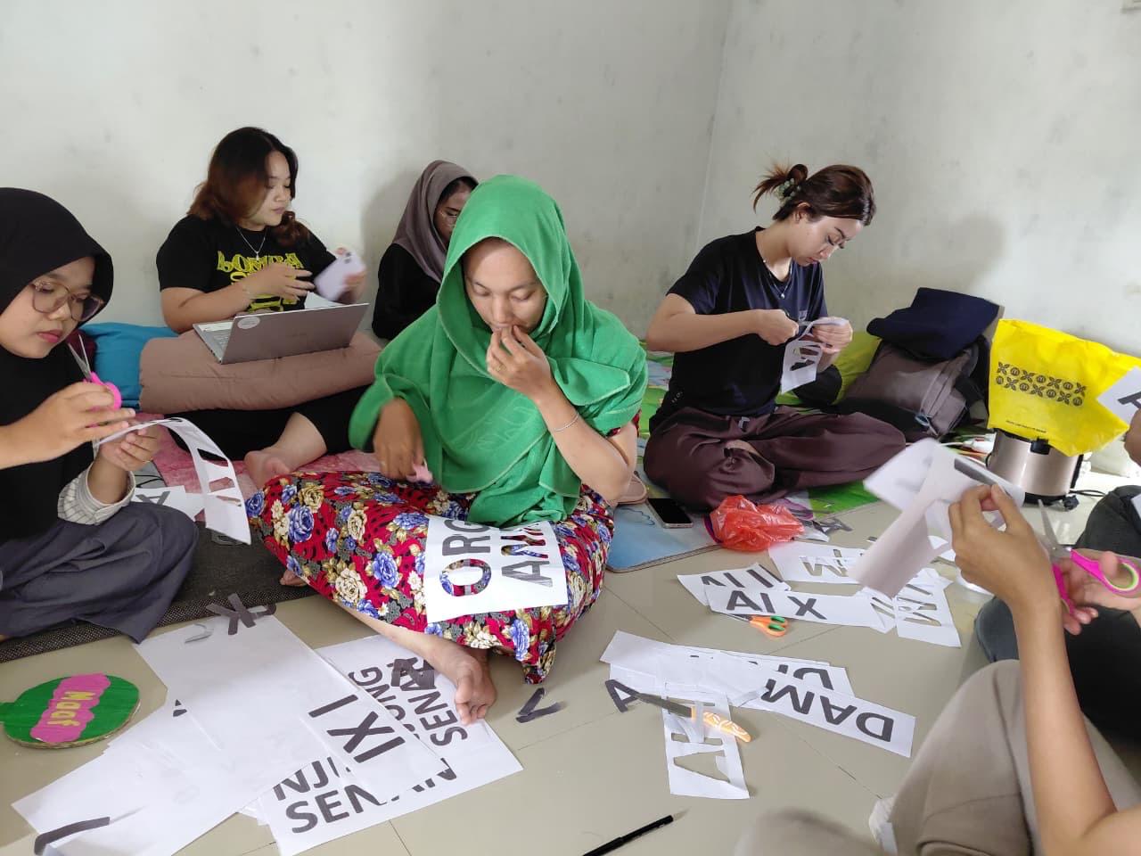 Foto Kelompok KKN Tanjung Senang 2 Lanjutkan Tahap Kedua Perbaikan Plang Jalan
