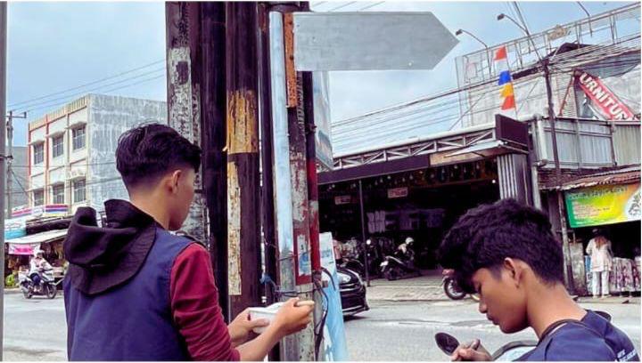 Foto Kelompok KKN Tanjung Senang 2 Lanjutkan Tahap Keempat Perbaikan Plang Jalan