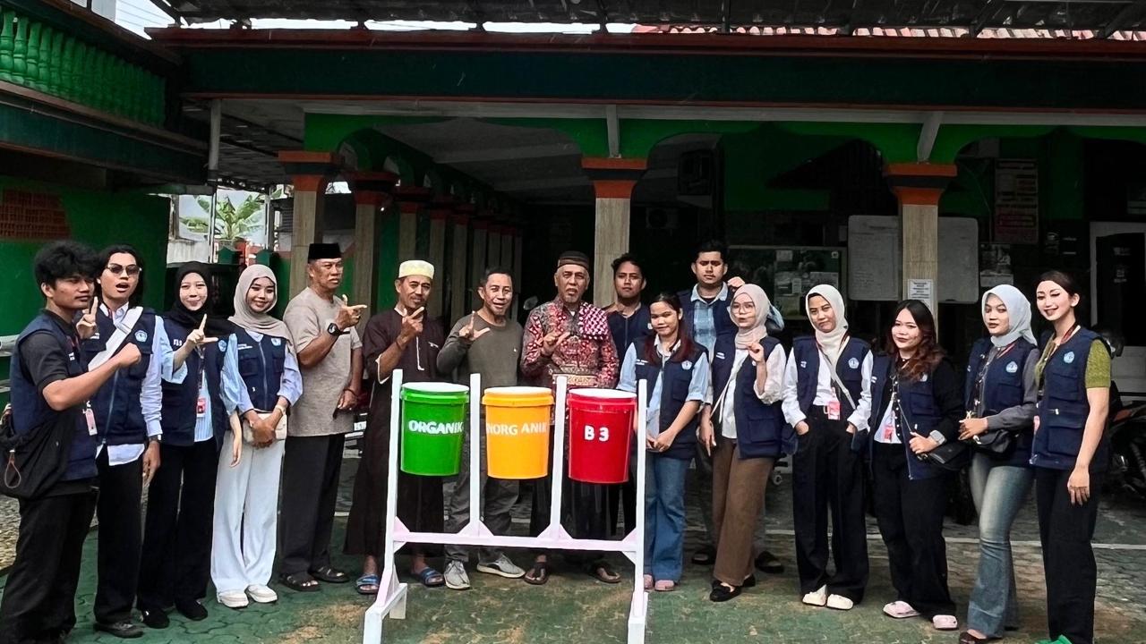 Foto Kelompok KKN Tanjung Senang 2 Serahkan Tong Sampah Terpilah kepada Masjid Baitussalam