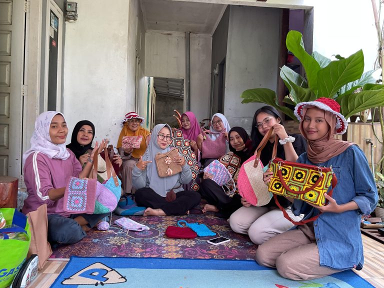 Pembuatan Konten Pemasaran Kerajinan Rajut Ibu-Ibu Beringin Jaya