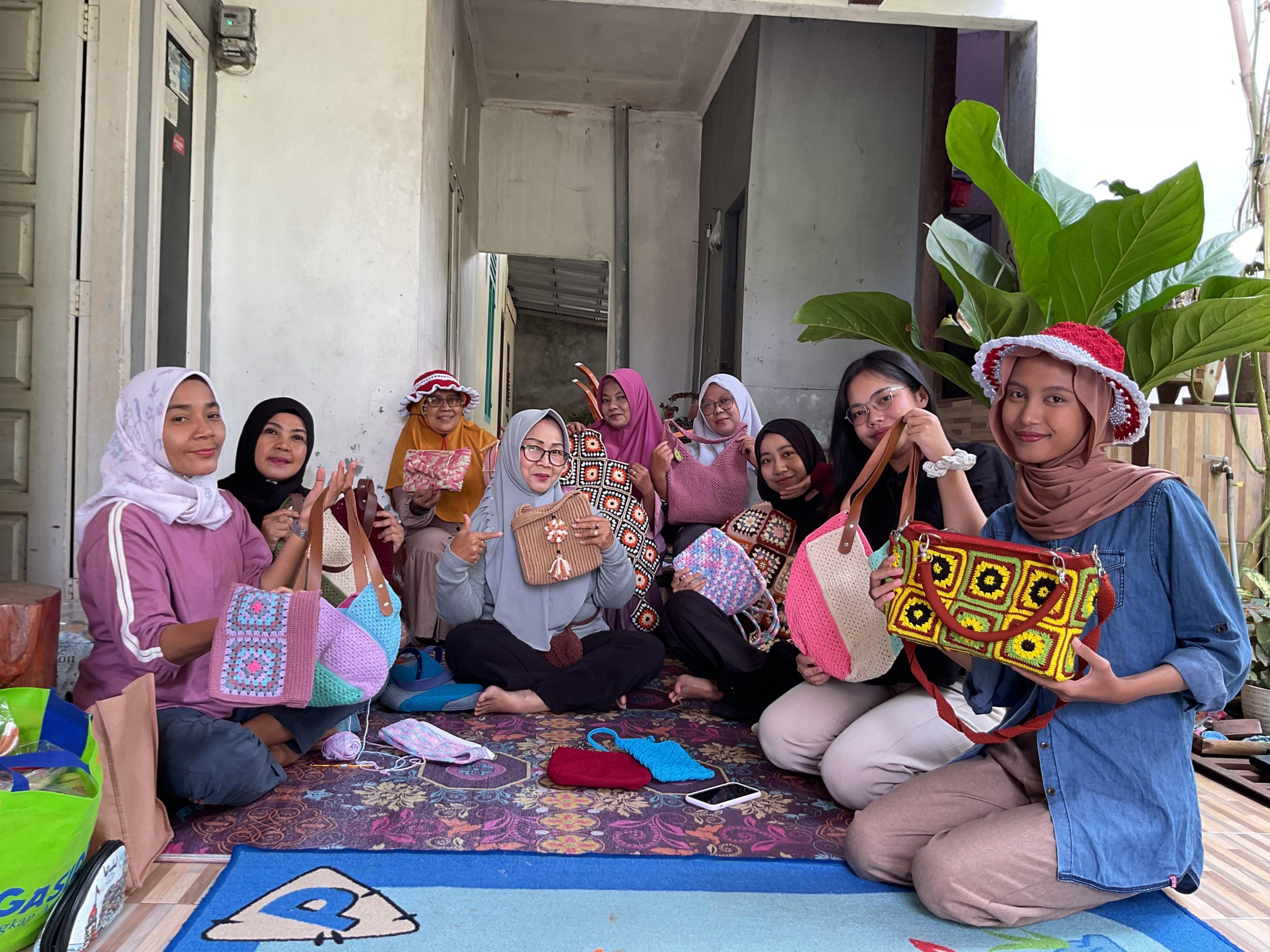 Pembuatan Konten Pemasaran Kerajinan Rajut Ibu-Ibu Beringin Jaya