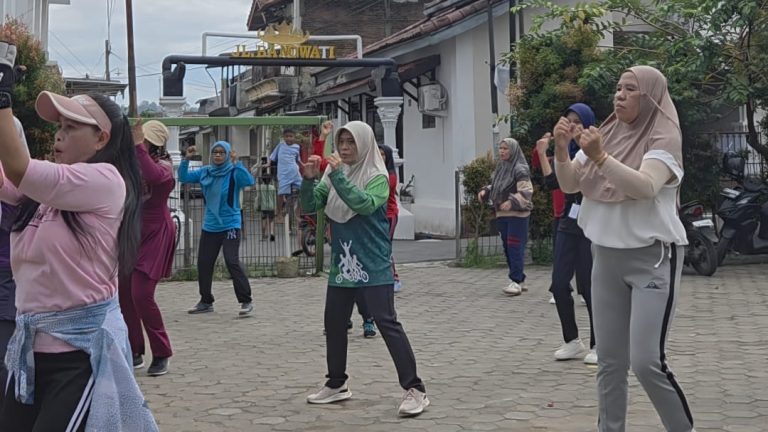 Pelaksanaan Senam Rutin Rabu Sore Bersama Ibu-Ibu Beringin Jaya