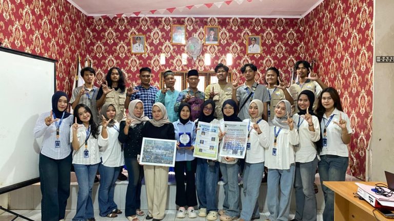 penyerahan plakat
