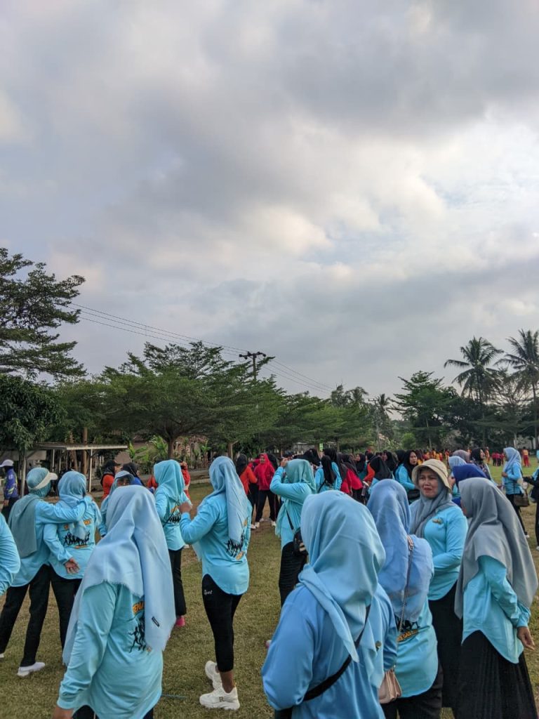 Mahasiswa KKN Tematik Literasi bersama masyarakat mengikuti kegiatan olahraga rutin di lapangan Desa Cintamulya, Kecamatan Candipuro.