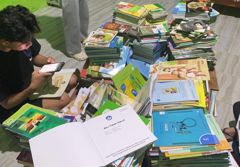 Buku-buku Koleksi Perpustakaan Dian Wacana