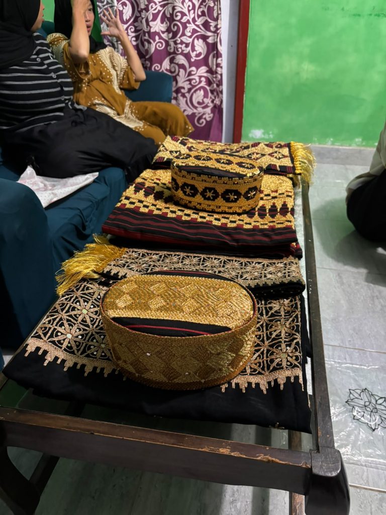 Pengrajin Kain Tapis Ibu Yuni