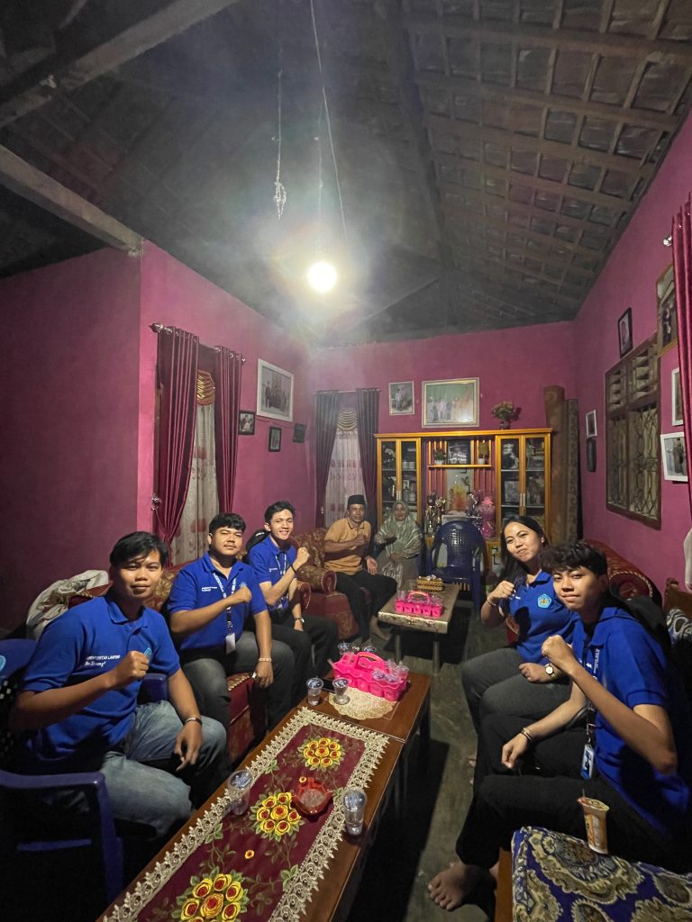Kunjungan Kelompok KKN di Kediaman Kepala Pekon Sudimoro