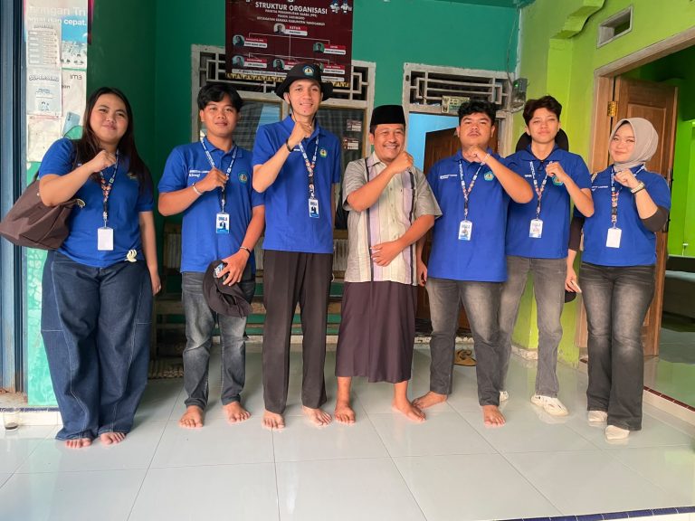 Kunjungan Kelompok KKN Unila di kediaman Sekretaris Pekon Sudimoro