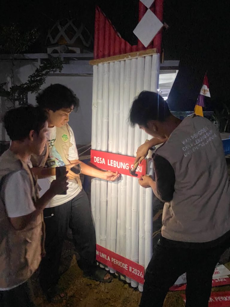 pemasangan papan nama gapura lebung sari