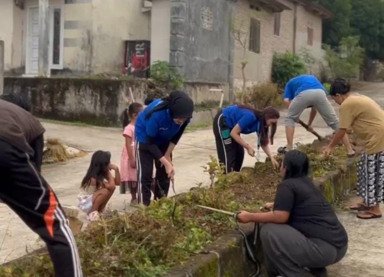 Kegiatan Gotong Royong Mahasiswa KKN Unila bersama Warga Desa Kunjir