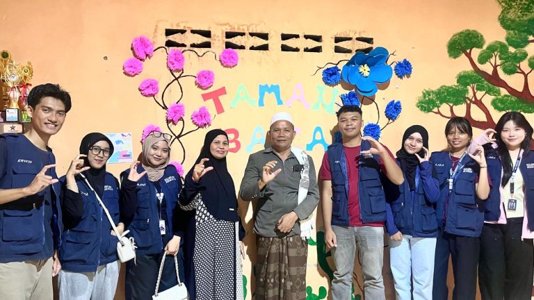 Mahasiswa KKN Tematik Literasi menyerahkan hasil renovasi dan penataan TBM Nurul Falah kepada Ketua Lembaga Nurul Falah di Desa Cintamulya.