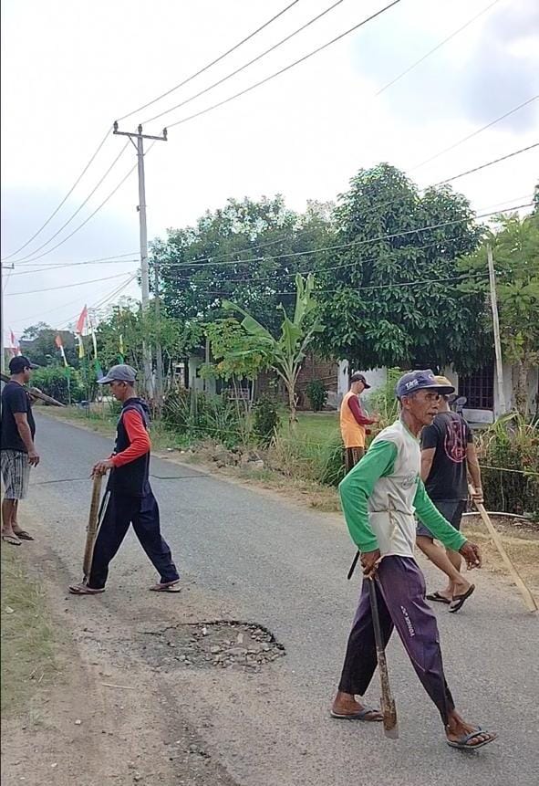 Mahasiswa KKN Tematik Literasi bersama masyarakat Dusun Cilebon melaksanakan gotong royong dalam mendukung penerapan program HELAU di Desa Cintamulya.