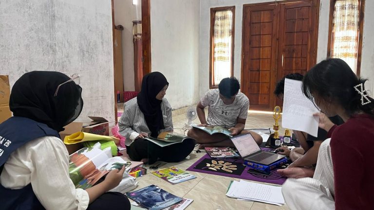 Mahasiswa KKN Tematik Literasi mempersiapkan perlengkapan Lomba Literasi Anak di posko sebelum pelaksanaan kegiatan di Balai Desa Cintamulya.