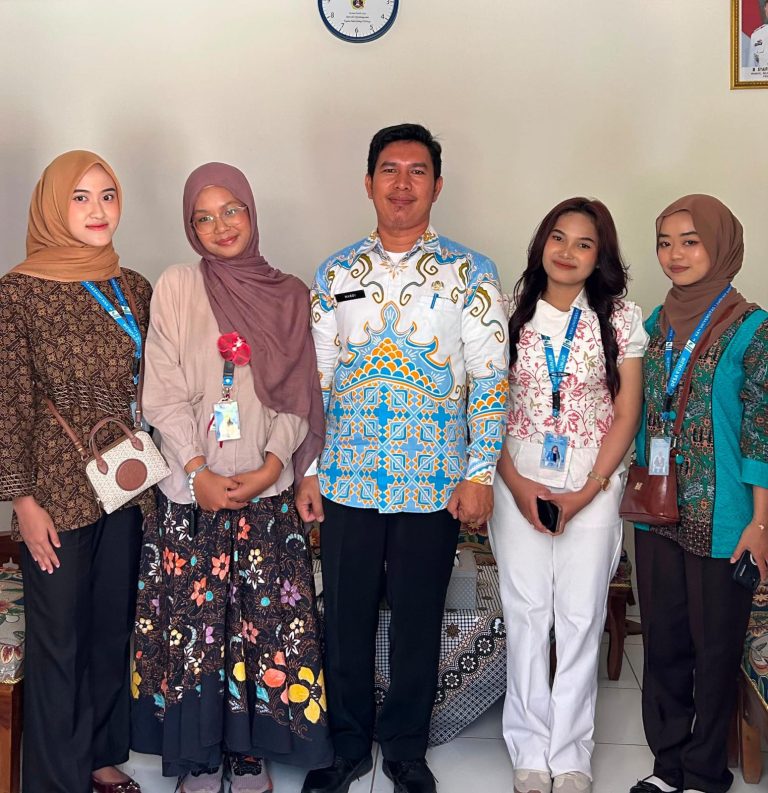 Foto bersama kepala sekolah SDN 2Kunjir