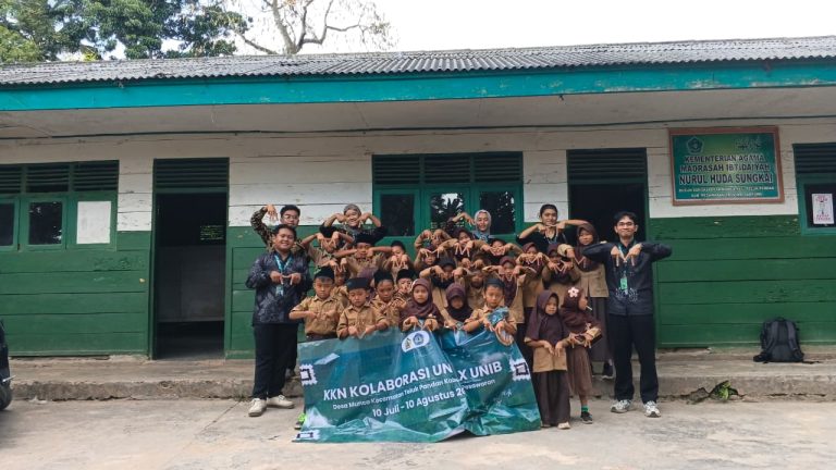 Mahasiswa KKN Kolaborasi Universitas Lampung & Universitas Bengkulu Laksanakan Kegiatan Pembelajaran Bahasa Inggris dan Matematika di MI Nurul Huda Desa Munca