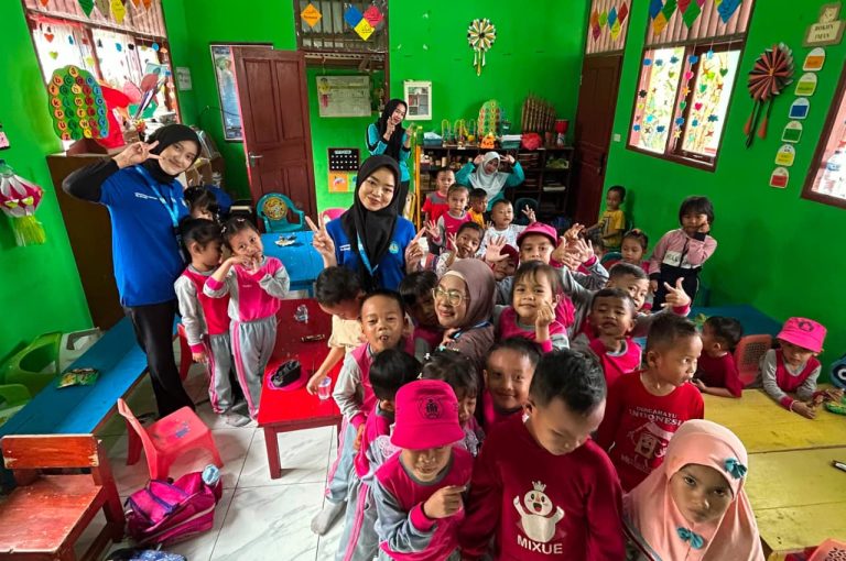 Foto bersama anak anak PAUD Ceria Desa Kunjir