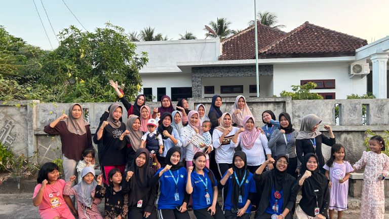 Foto bersama dengan ibu ibu Desa Kunjir